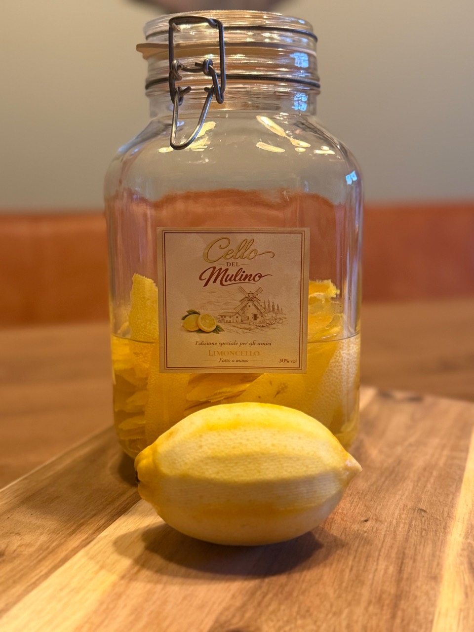 Glazen pot met citroenschillen voor limoncello